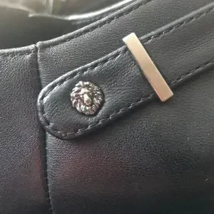 ANNE KLEIN Sophie ankle bootie. In black. Size 7